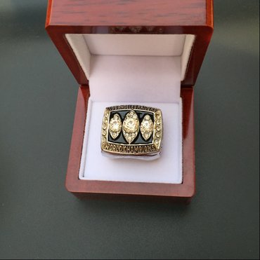 Oakland raiders of the NFL team championship ring in 1983